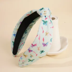 Detailaufnahme von blauem Blumen-Knoten-Haarband mit Retro-Schmetterlingsmuster aus Stoff