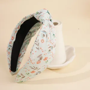 Detailansicht eines hellblauen Haarreifs mit Blumenmuster und stilvollem Knotendesign