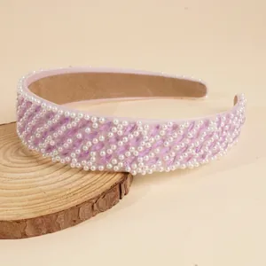 Detailansicht eines lila Satin-Haarreifs mit weißen Perlen und Marquise-Strasssteinen