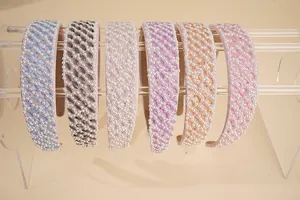 Details von breiten Perlenstirnbändern mit Kristallen in sechs Pastellfarben