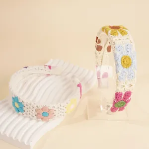 Detailansicht des handgefertigten Häkelstirnbands mit bunten Strickblumen-Mustern