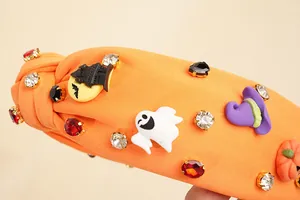Detail eines orangefarbenen Halloween-Haarreifens mit Geistern und Glitzersteinen