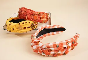 Details von Halloween-Stirnbändern mit Karomuster, Strass, Kürbissen und Ahornblättern