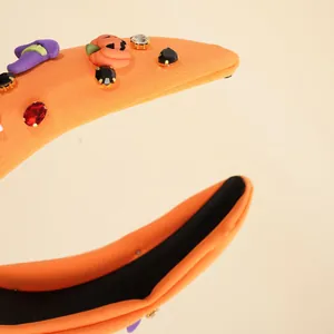 Halloween Haarreif mit Kürbis, Hexenhut-Anhängern, orangefarbenem Stoff und bunten Schmucksteinen