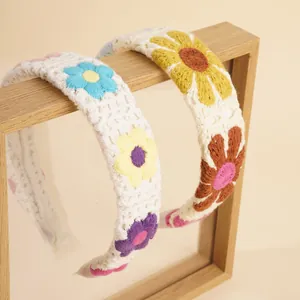 Detailaufnahme von handgefertigtem Häkelstirnband mit bunten gestickten Blumenmustern