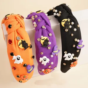 Detail von Halloween-Knoten-Haarbändern mit Strass, Perlen, Geist und Kürbis-Charms