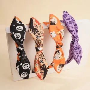 Detailansicht von vier Halloween-Haarbändern mit Fledermaus-, Geist- und Kürbis-Prints