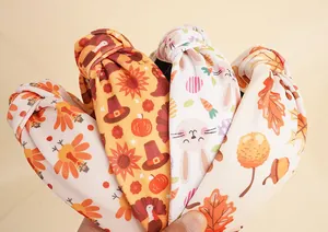 Détail de bandeaux noués avec imprimés dinde de Thanksgiving et lapins de Pâques