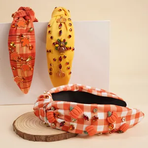 Detail von Halloween Knoten Stirnband mit Strasssteinen, Kürbis und Truthahn Ornamenten