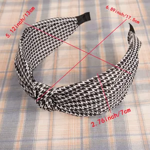 Vue détaillée du serre-tête noué pied-de-poule avec dimensions de 13 cm et 17,5 cm