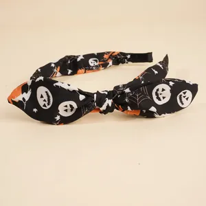 Halloween-Knotenstirnband mit Kürbis-, Geist- und Spinnennetzmuster aus Stoff im Detail