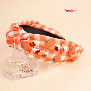 Detail von orangefarbenem Gingham-Haarreif mit Strasssteinen und 3D-Kürbis-Akzenten