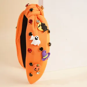 Detail von Halloween Haarband mit orangefarbenem Stoffknoten, Geistern und Strasssteinen
