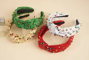 Détail de serre-têtes en velours avec paillettes et perles cousues main en quatre couleurs