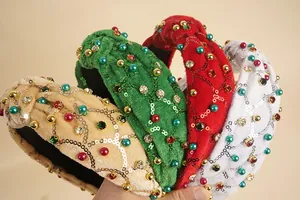 Détail de quatre serre-têtes en velours avec sequins et perles multicolores