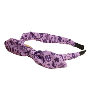 Halloween Haarband aus lila Stoff mit Kürbissen und Fledermäusen im Knotendesign für Damen