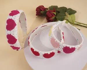 Détails de bandeaux au crochet faits main avec motifs de cœurs et maille tissée