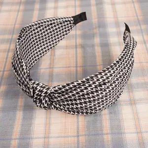Serre-tête français avec motif pied-de-poule et nœud en tissu noir et blanc