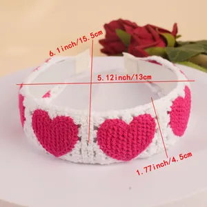 Dimensions du bandeau tricoté avec cœurs roses et texture crochet blanc sur 15,5 cm