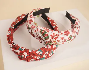 Détail de serre-têtes de Noël noués avec motifs festifs de bonshommes de neige et carreaux