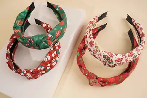 Détails de serre-têtes de Noël noués avec des motifs festifs de rennes et de flocons de neige
