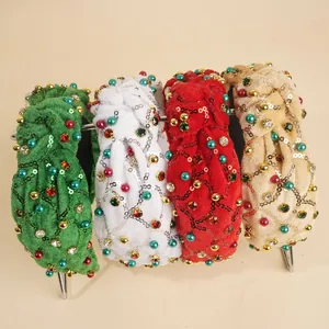 Détail de serre-têtes en velours avec nœuds, paillettes ondulées et perles en quatre couleurs