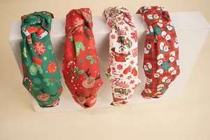 Détails de quatre serre-têtes de Noël noués avec motifs de renne et flocons de neige