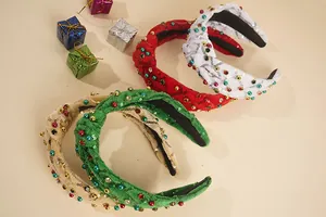 Détail de serre-têtes en velours noués avec paillettes scintillantes et perles de fête