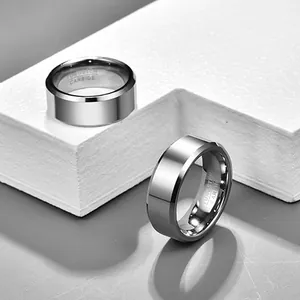 Anillos de carburo de tungsteno plateado pulido para parejas en soporte geométrico