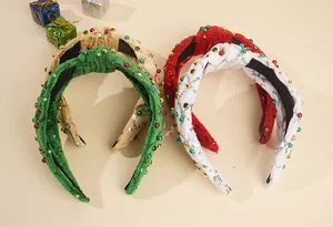 Détail de serre-têtes en velours avec nœud, paillettes brillantes et perles brodées