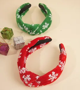 Details von roten und grünen Samt-Weihnachtsstirnbändern mit weißen Pailletten-Schneeflocken