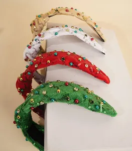 Détail de serre-têtes en velours noués avec paillettes brillantes et perles colorées