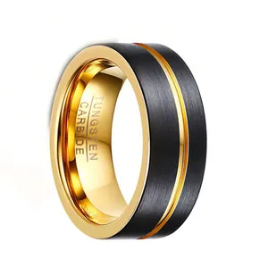 Bague pour homme en carbure de tungstène avec extérieur noir brossé et intérieur doré poli