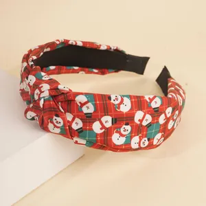 Détail du bandeau de Noël à carreaux rouge et vert avec motif de bonhomme de neige
