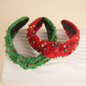 Détail de bandeaux à nœuds en velours avec paillettes colorées, perles et strass brillants