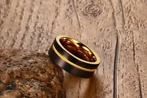 Détail de la bague pour homme en tungstène avec fini brossé noir et intérieur doré poli