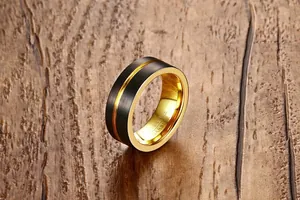Vue macro d'une bague en carbure de tungstène bicolore avec sablage noir et intérieur doré
