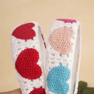 Bandeau au crochet fait main avec cœurs tricotés colorés sur maille blanche large