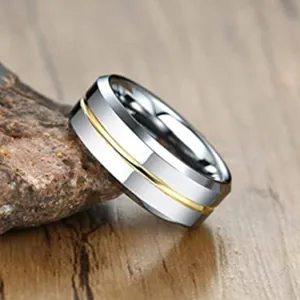Wolframstahl-Ring mit goldener Nut-Einlage auf Naturstein-Hintergrund präsentiert