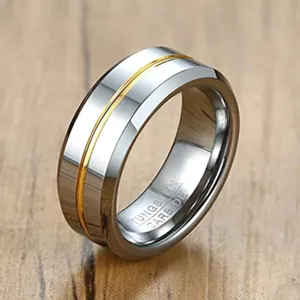 Polierter Wolframcarbid-Ring mit goldbeschichteter Nut auf strukturierter Holzoberfläche