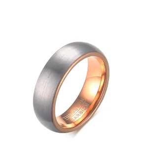 Dettaglio dell'anello in carburo di tungsteno con esterno spazzolato e interno in oro rosa