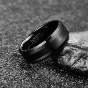 Anello da uomo in carburo di tungsteno nero con finitura spazzolata e bordi lucidi