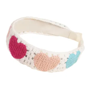 Serre-tête blanc tricoté avec des motifs de cœur au crochet en rouge rose et bleu