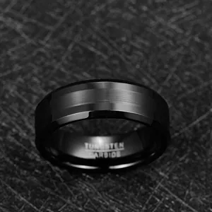 Anello da uomo in carburo di tungsteno nero con centro spazzolato e bordi lucidi