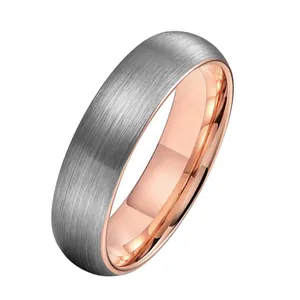 Vista macro della placcatura interna oro rosa e superficie in acciaio tungsteno spazzolato