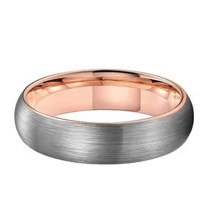 Dettaglio anello in tungsteno con esterno argento spazzolato e interno lucido oro rosa