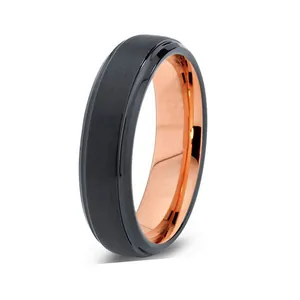 Bague en tungstène bicolore avec finition noire mate et intérieur en or rose poli