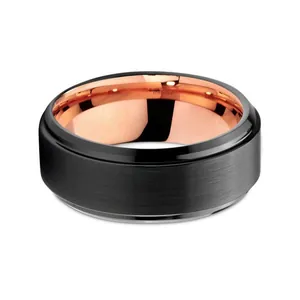Bague pour homme en tungstène avec surface noire brossée et bords en or rose étagés