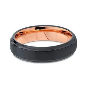 Bague en tungstène bicolore avec surface noire brossée et intérieur poli en or rose