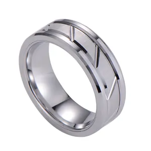Dettaglio anello in tungsteno con centro spazzolato opaco e trama geometrica a V
